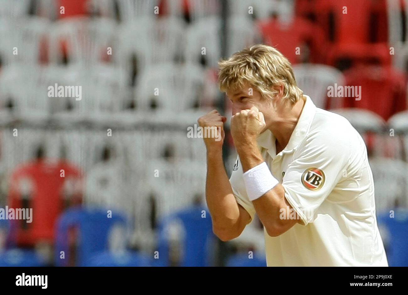 Australian bowler Shane Watson reacts after he took the wicket of Indian captain Anil Kumble, unseen, on the fourth day of their first test in Bangalore, India, Sunday, Oct. 12, 2008. (AP Photo/Gautam Singh) Banque D'Images