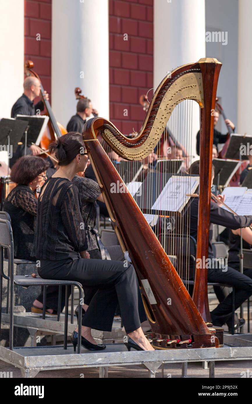 Odessa, Ukraine - 28 juin 2018: Musicien jouant de la harpe lors d'un concert tenu à l'extérieur de l'hôtel de ville d'Odessa pour la Journée de la Constitution pour commémorer Ukrain Banque D'Images