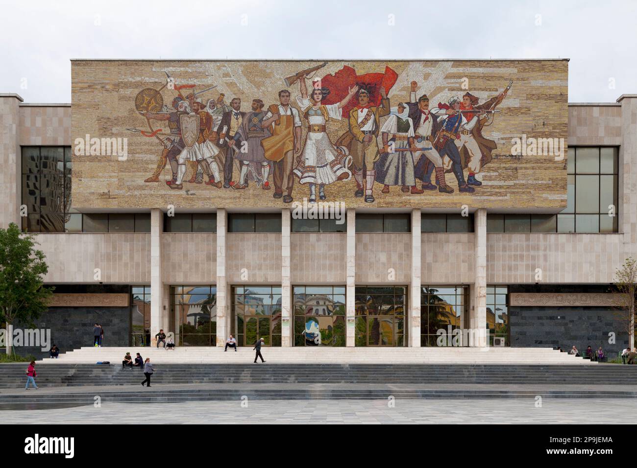 Tirana, Albanie - 24 avril 2019 : le musée national d'histoire sur la place Skanderbeg. Banque D'Images