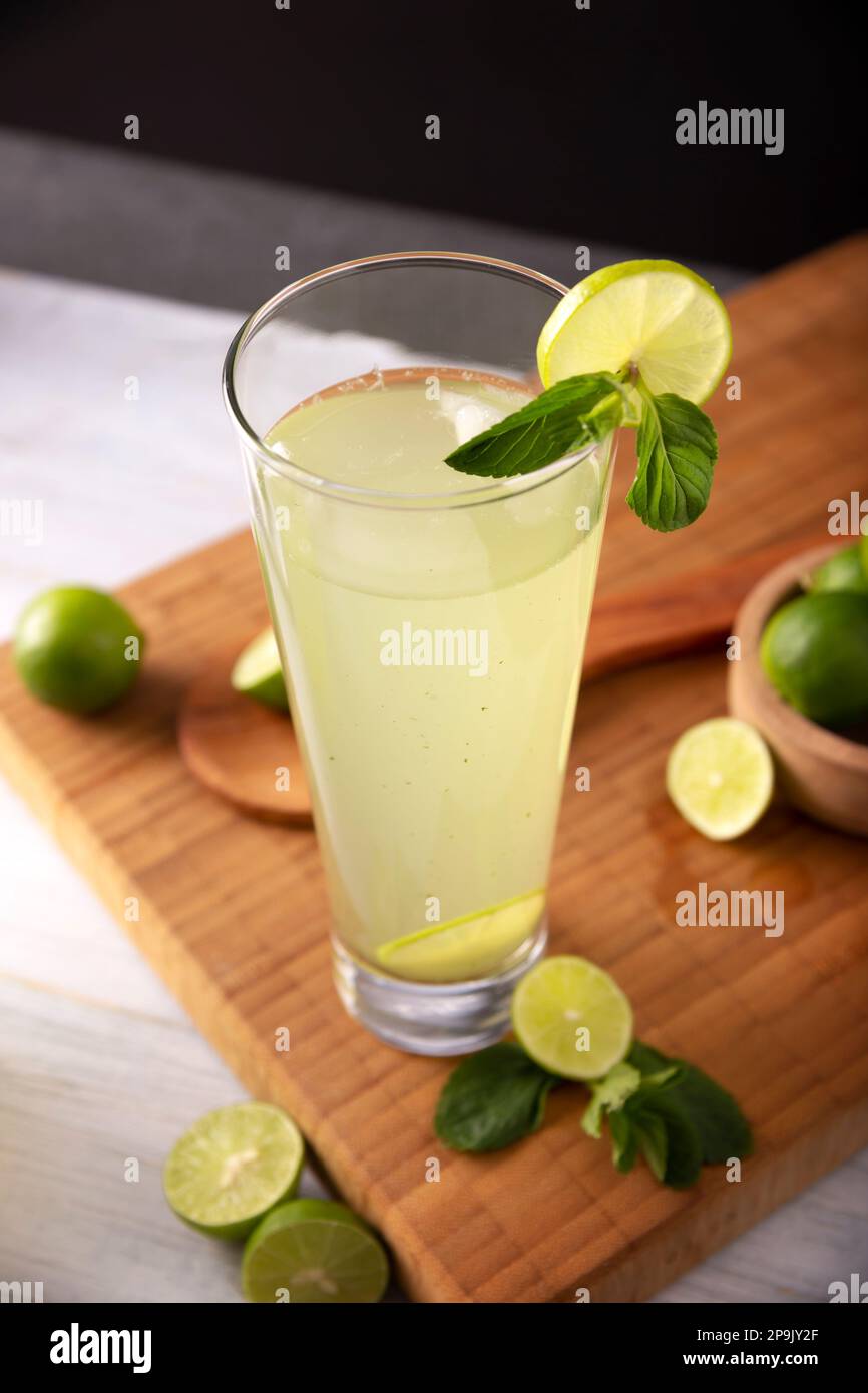 Limonade maison avec des citrons et de la menthe biologiques, une boisson rafraîchissante populaire dans de nombreux pays. Au Mexique, il fait partie de leur Aguas Frescas traditionnel, Banque D'Images