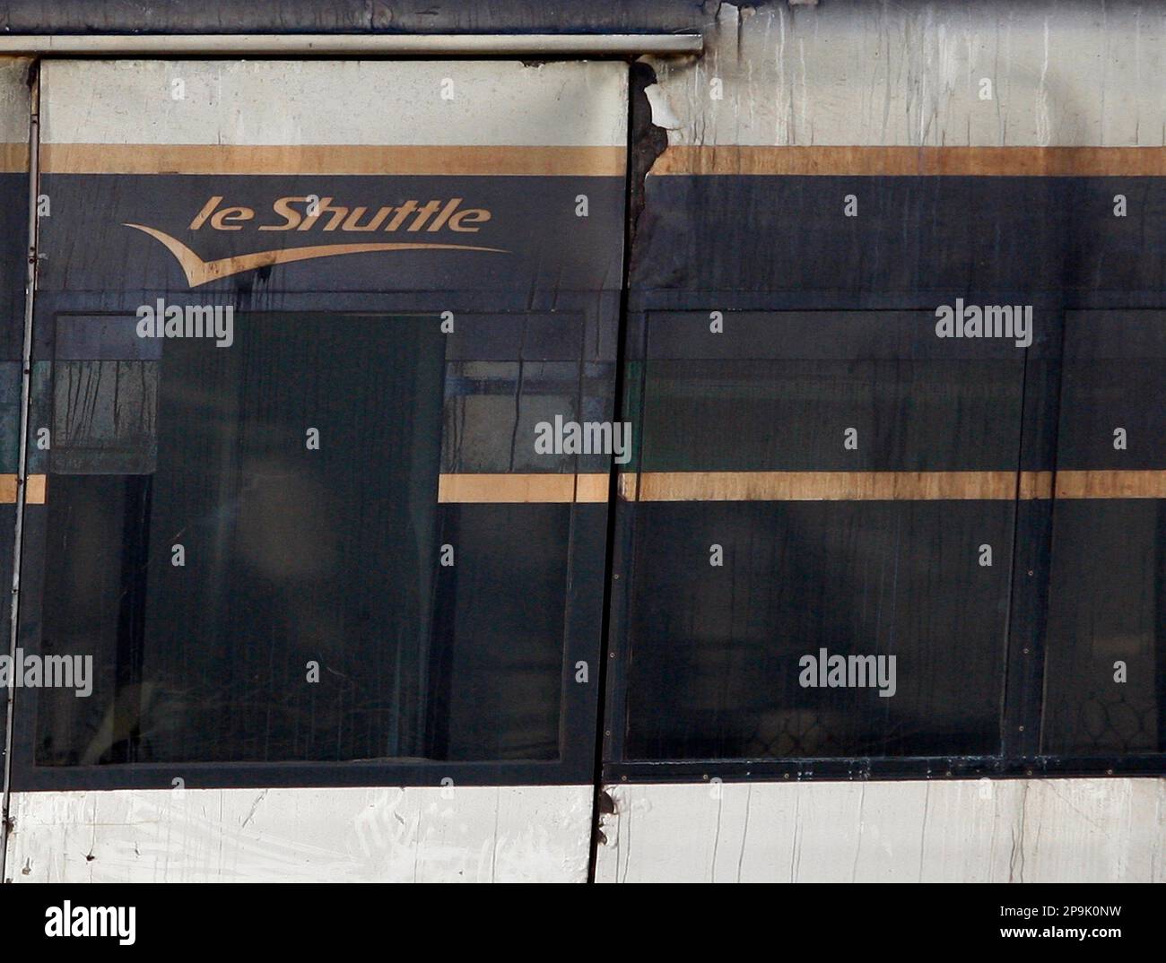 The smoke-covered club car used by lorry drivers is seen as an Eurotunnel freight shuttle train transports the burnt remains of a lorry and cars from the Channel Tunnel in Coquelles, northern France, Wednesday Oct. 1, 2008. A fire broke out last month on a truck aboard a 30-car shuttle train traveling from England to France, injuring 14 people in one of the most serious incidents in the history of the 50-kilometer (30-mile) tunnel. (AP Photo/Pascal Rossignol;Pool) Banque D'Images