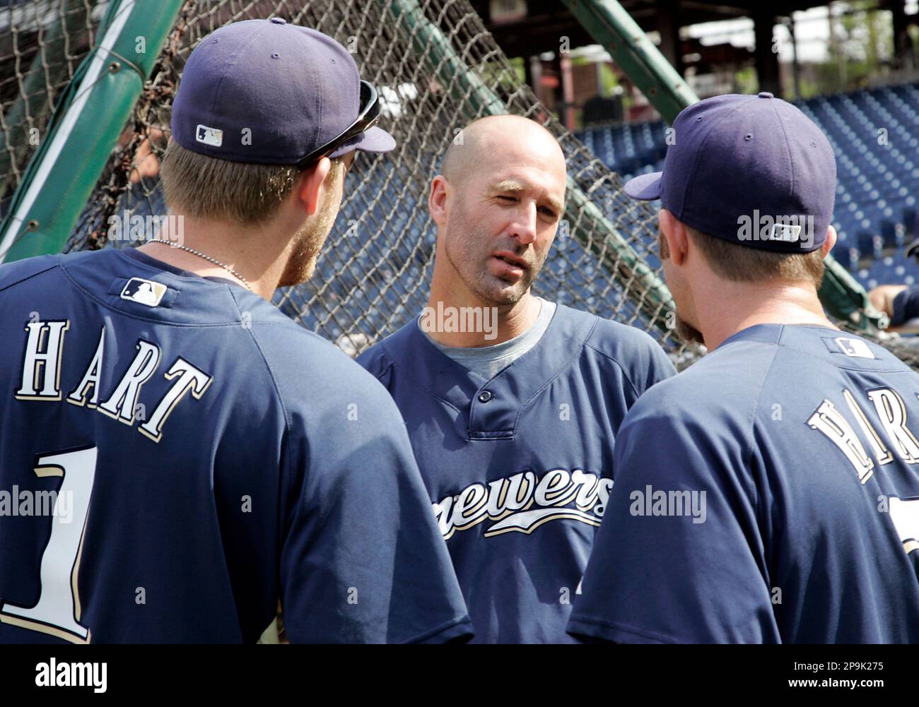 Milwaukee Brewers manager Dale Sveum, center, talks with Corey Hart, left, and J.J. Hardy, right, during the baseball team's workout Tuesday, Sept. 30, 2008, in Philadelphia. The Brewers will face the Philadelphia Phillies in Game 1 of the National League Division Series on Wednesday in Philadelphia. (AP Photo/Tom Mihalek) Banque D'Images