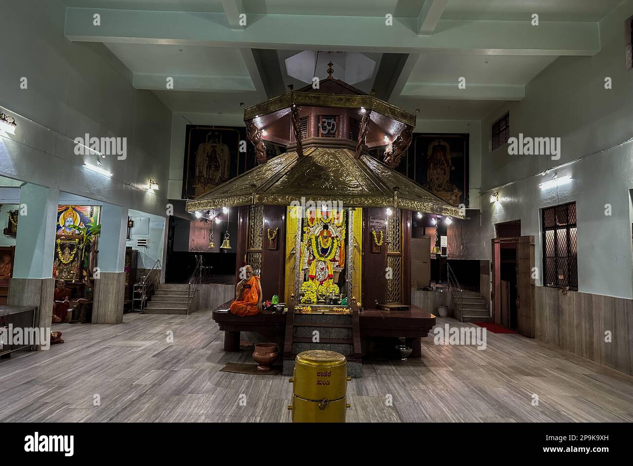 Idol joliment décoré du temple Sri Lord Krishna avec des guirlandes de fleurs et des lumières à Krishna Dhama, Mysuru. MYSORE, KARNATAKA, INDE - FÉVRIER 2023 Banque D'Images