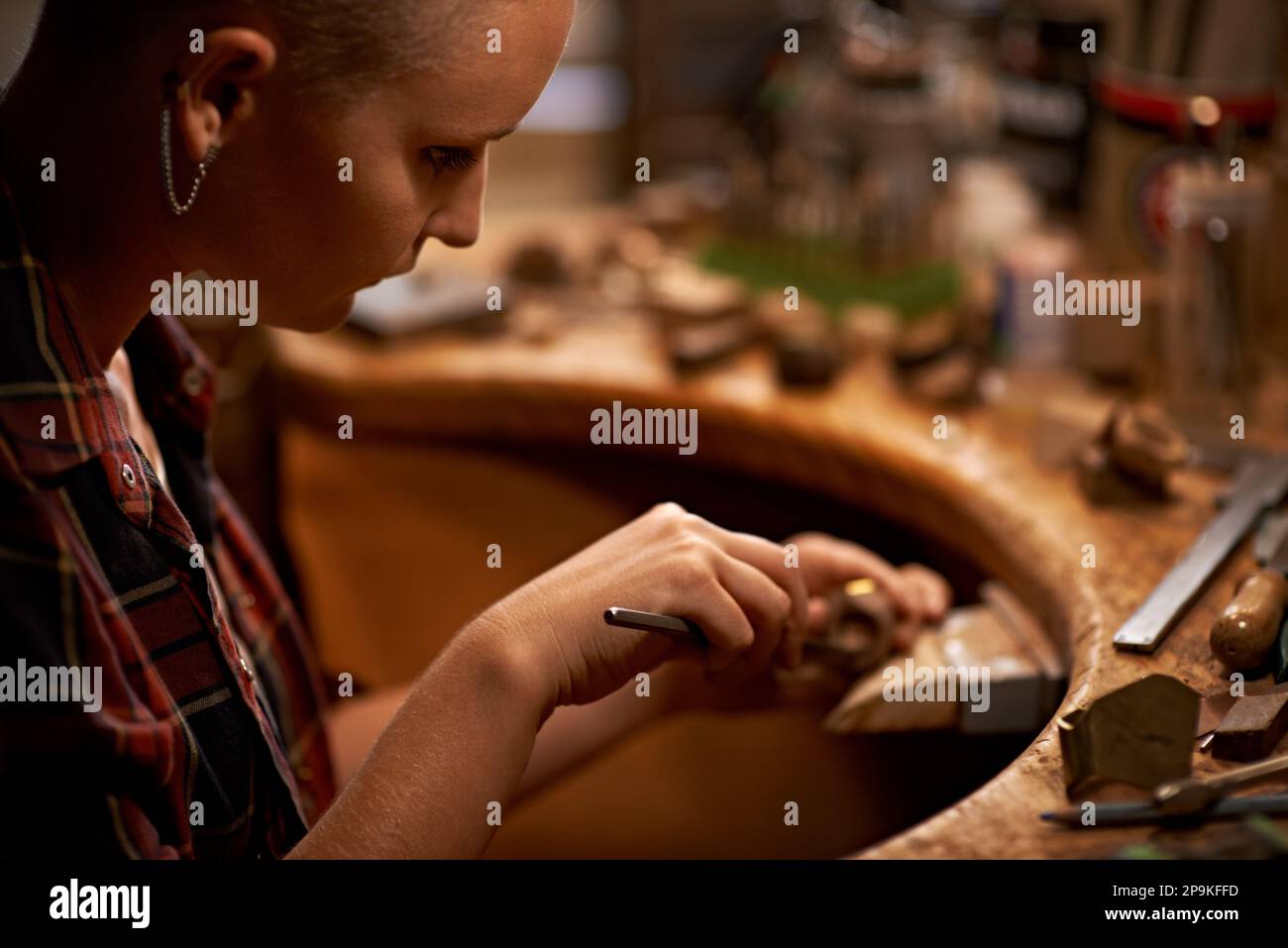 Lorsque la vie vous donne les mains, FAITES. Une jeune femme travaillant avec des outils dans un poste de travail en bois. Banque D'Images