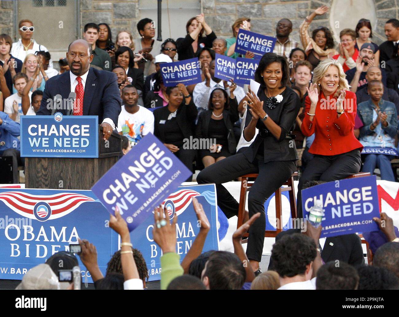 Philadelphia Mayor Michael Nutter, left, speaks to supporters of Democratic presidential candidate Sen. Barack Obama, D-Ill., in Philadelphia, as Michelle Obama, center, and Jill Biden applaud during a rally Wednesday, Sept. 24, 2008. (AP Photo/Mark Stehle) Banque D'Images