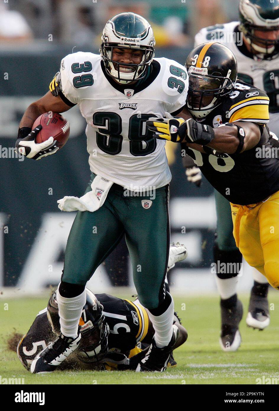 Philadelphia Eagles' Quintin Demps (39) runs from Pittsburgh Steelers' Carey Davis (38) during the first quarter of an NFL football game Sunday, Sept. 21, 2008, in Philadelphia. The Eagles won 15-6. (AP Photo/Mel Evans) Banque D'Images