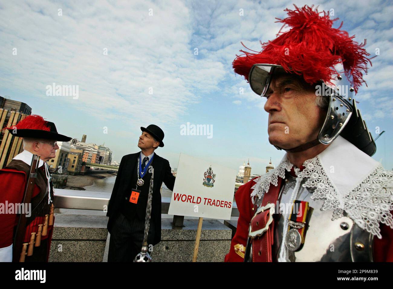 An unidentified man, center, and members of the Company of Pikemen and Musketeers of the Honorable Artillery Company wait to re-enact their right to drive sheep across London Bridge, in central London, Friday Sept. 19, 2008. The Freemen of London are to exercise their archaic right to drive sheep across London Bridge, Friday. (AP Photo/Lefteris Pitarakis) Banque D'Images