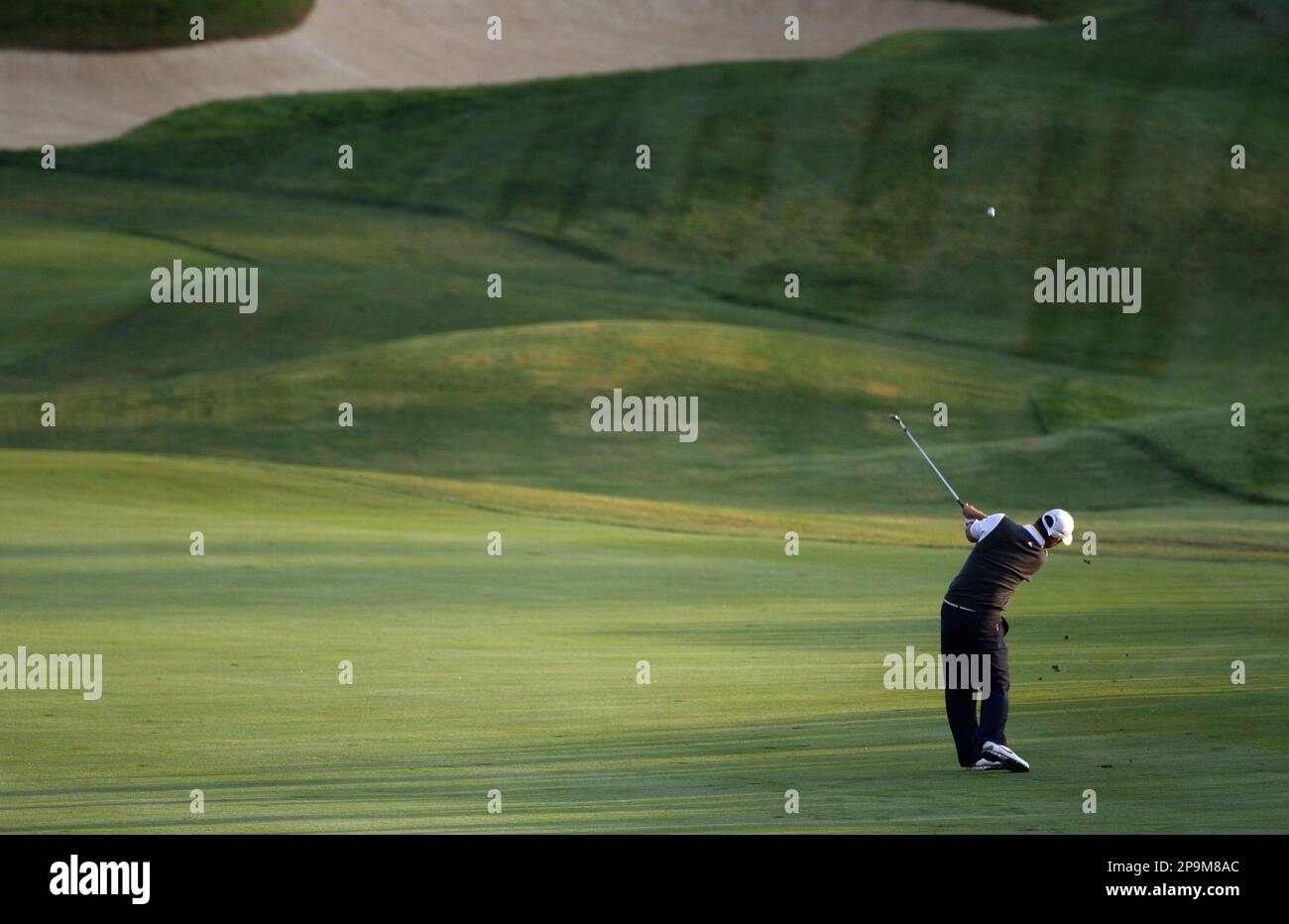 USA's Anthony Kim takes his second shot on the first fairway during the opening round of the Ryder Cup golf tournament at the Valhalla Golf Club, in Louisville, Ky., Friday, Sept. 19, 2008. (AP Photo/Rob Carr) Banque D'Images