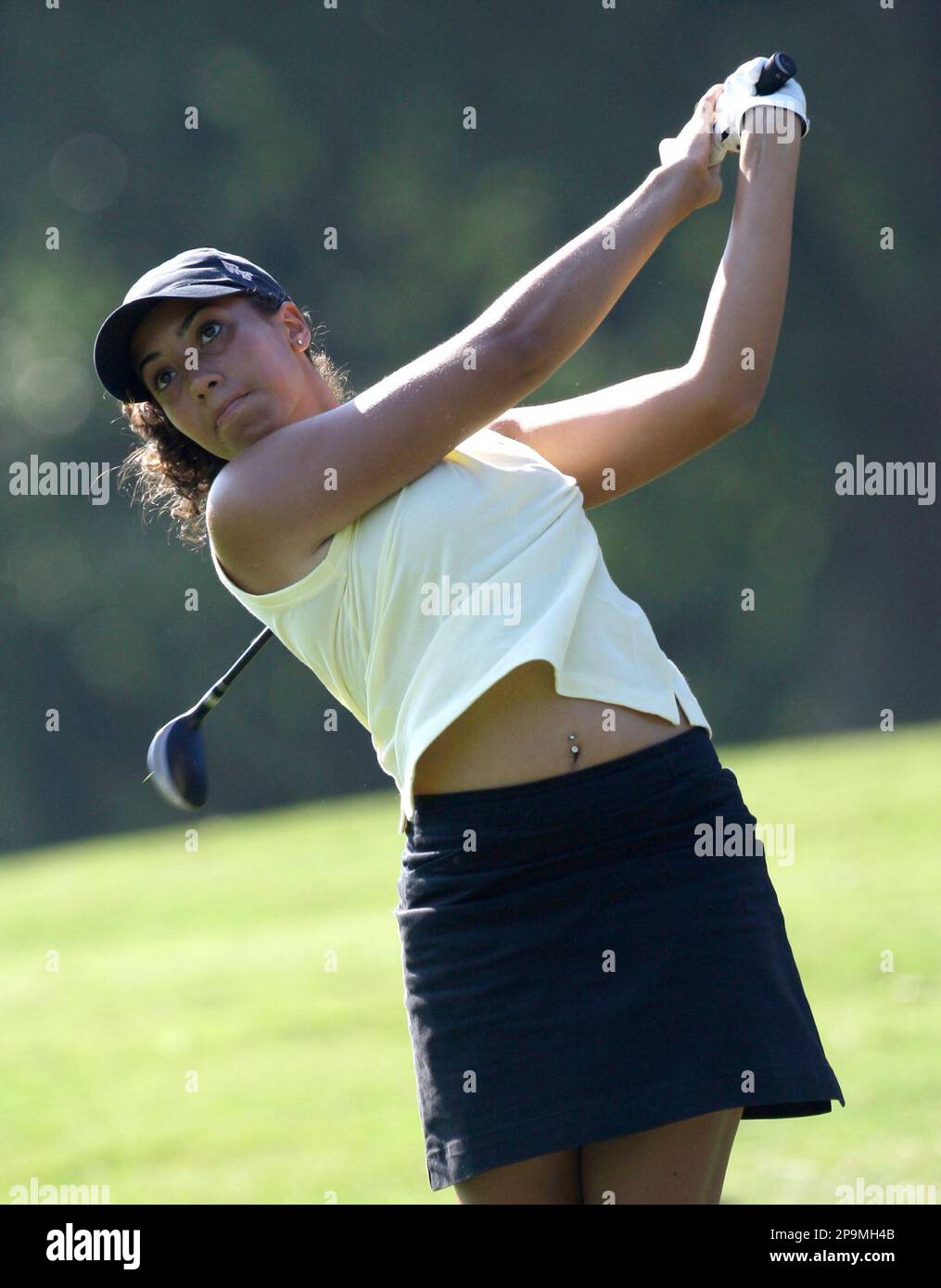 Wake Forest golfer Cheyenne Woods watches her fairway shot during practice at Bermuda Run Country Club in Advance, N.C., Thursday, Sept. 4, 2008. She's got the firm grip and a fluid swing, not to mention the almond shaped eyes and wide smile of her uncle Tiger. (AP Photo/Chuck Burton) Banque D'Images
