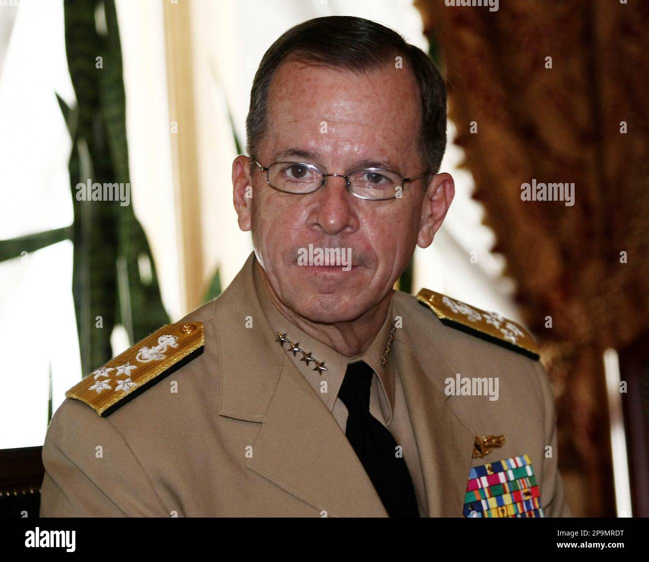 U.S. Navy Adm. Mike Mullen, chairman of the Joint Chiefs of Staff, is seen in Istanbul, Turkey, Sunday, Sept. 14, 2008, during a meeting with Turkish Prime Minister Recep Tayyip Erdogan. (AP Photo/Bulent Kilic, Pool) Banque D'Images