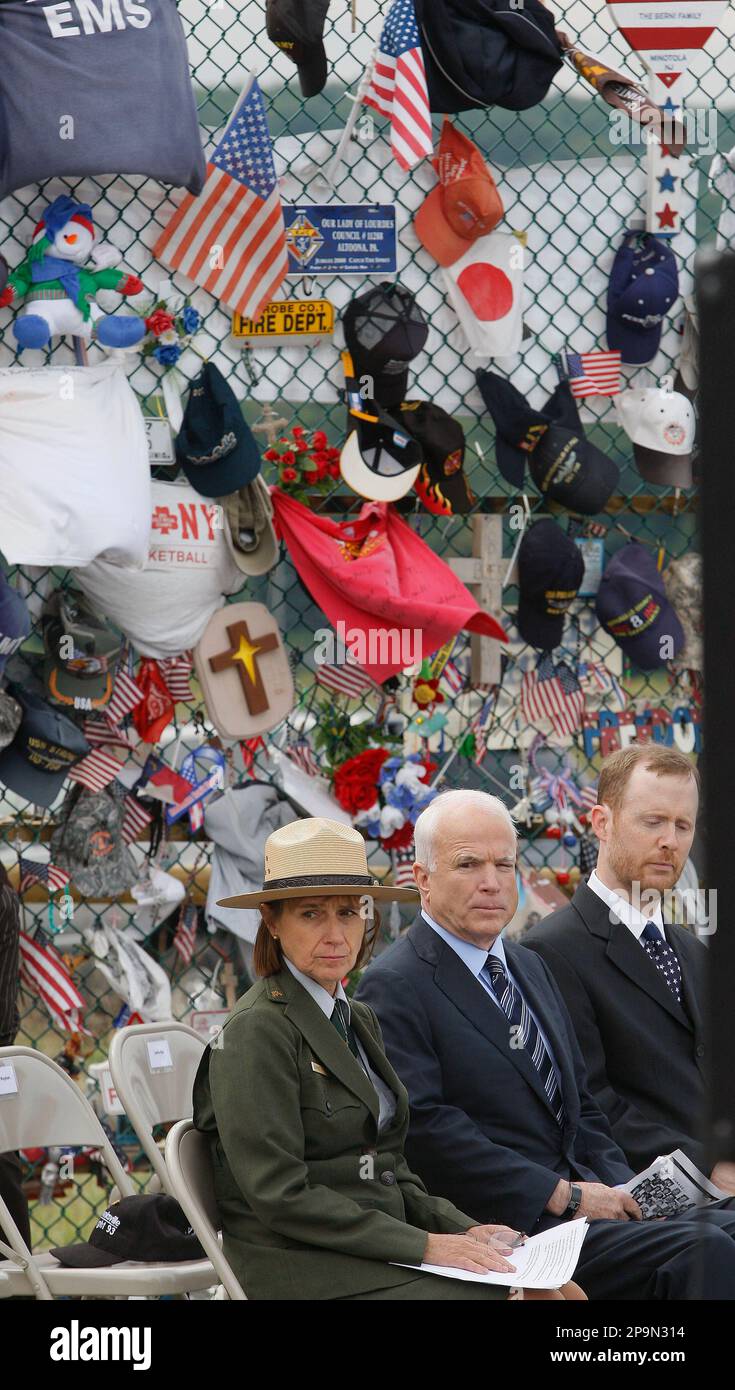 Republican presidential candidate Sen. John McCain, R-Ariz., flanked by Joanne Hanley, the superintendent of five western Pennsylvania national parks, left, and Gordon Felt, listens as the names of those who died on Sept. 11 are read, Thursday, Sept. 11, 2008, at the temporary United Flight 93 memorial in Shanksville, Pa. (AP Photo/Stephan Savoia) Banque D'Images