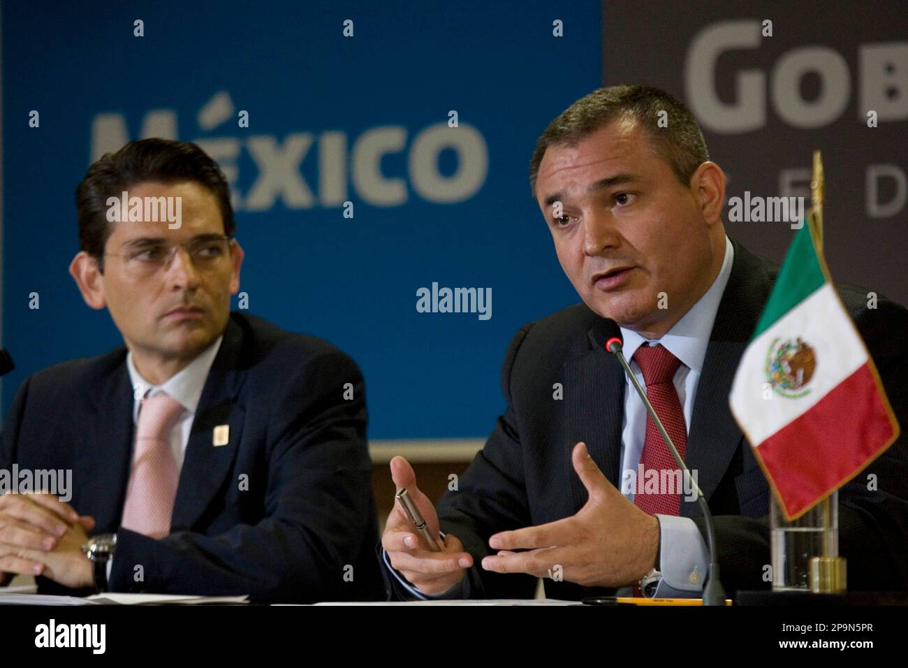 Mexico's Public Safety Secretary, Genaro Garcia Luna, right, speaks while Mexico's Interior Secretary, Juan Camilo Mourino looks on during a press conference in Mexico City, Wednesday, Sept. 10, 2008. The Mexican government confirmed Wednesday that an agent of the federal police was part of the gang that kidnapped and murdered Fernando Marti, a 14-year-old son of a sporting goods businessman. (AP Photo/Alexandre Meneghini) Banque D'Images