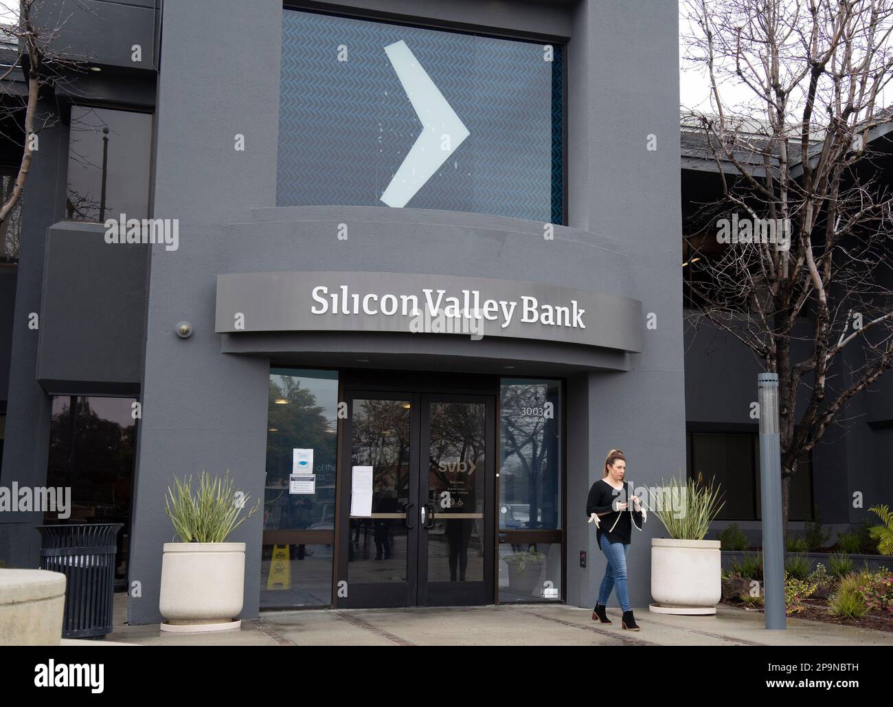 San Francisco, États-Unis. 10th mars 2023. Une femme quitte le siège de la Silicon Valley Bank (SVB) à Santa Clara, Californie, États-Unis, 10 mars 2023. SVB, la plus grande banque des États-Unis en 16th, a été fermée vendredi par des organismes de réglementation, selon les États-Unis Société fédérale d'assurance-dépôts. Credit: Li Jianguo/Xinhua/Alay Live News Banque D'Images