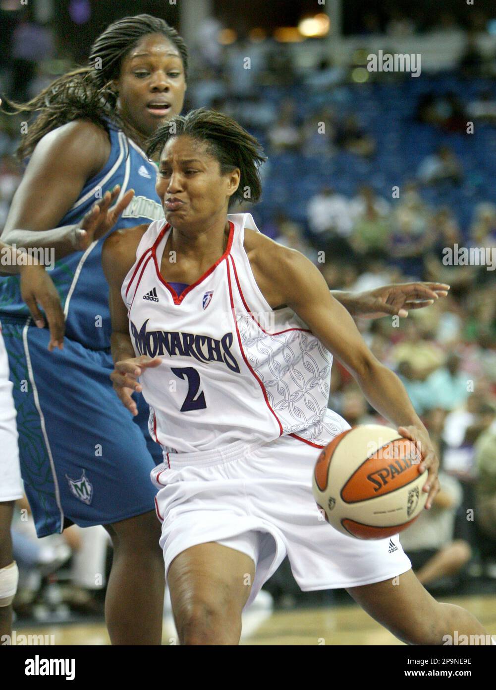 Sacramento Monarchs guard Chelsea Newton (2) drives around Minnesota Lynx' Nicky Anosike during the second half of a WNBA basketball game in Sacramento, Calif., on Sunday, Sept. 7, 2008. The Monarchs won 78-71. (AP Photo/Steve Yeater) Banque D'Images