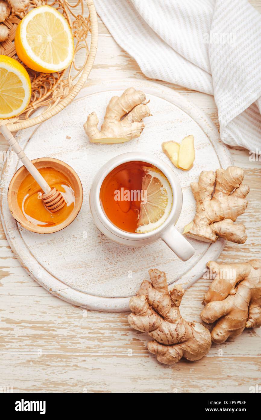 Thé au gingembre avec citron et miel sur une table en bois Banque D'Images