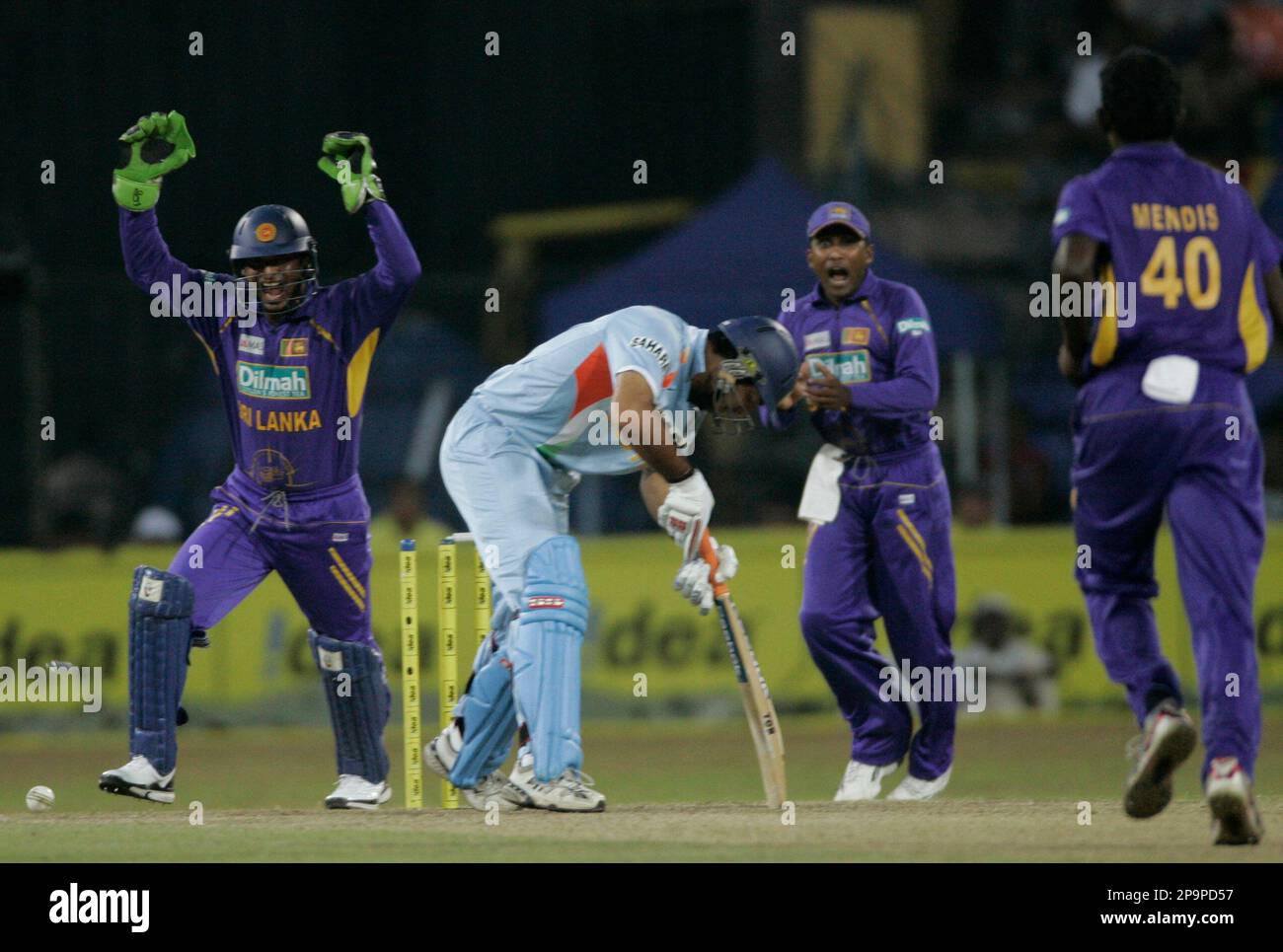 Sri Lanka's wicketkeeper Kumar Sangakkara, left, captain Mahela Jayawardena, second right and bowler Ajantha Mendis, right, celebrate as Indian batsman Yuvraj Singh loses his wicket during the 5th and final One Day International cricket match between India and Sri Lanka on Friday, Aug. 29, 2008. (AP Photo/Eranga Jayawardena) Banque D'Images