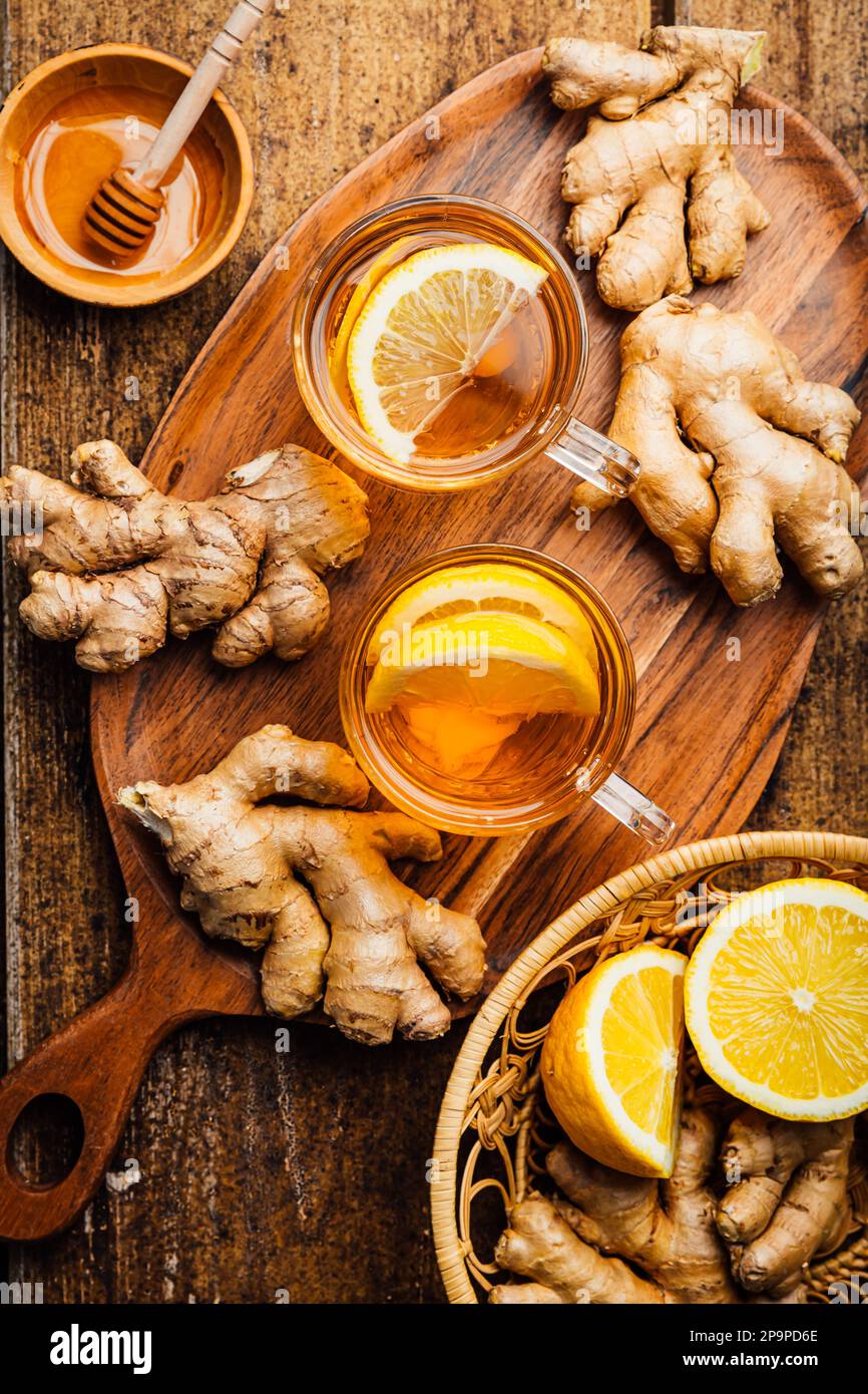 Thé au gingembre avec citron et miel sur une table en bois Banque D'Images