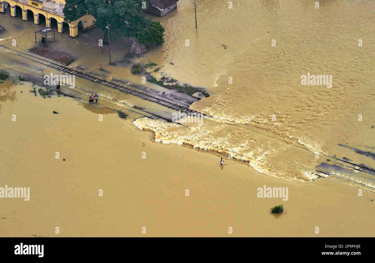 An aerial view of a flood affected area shows people walking near submerged railway tracks in Madhepura, in the northern Indian state of Bihar, Wednesday, Aug. 27, 2008. Indian officials rushed soldiers and air force helicopters Wednesday to flood-ravaged parts of northern India to provide aid to the more than 1 million people stranded when the surging river Kosi burst its banks, breached safety embankments and submerged all roads leading to the region. (AP Photo) ** INDIA OUT ** Banque D'Images