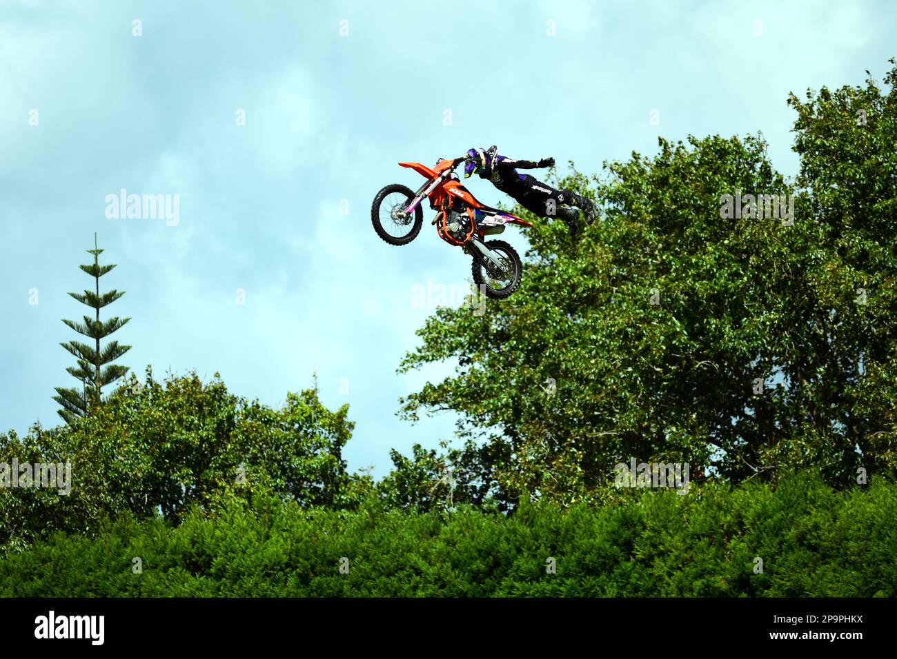 Auckland, Nouvelle-Zélande - mars 2023. Entraînement Dirtbike dans un parc. Un motard volant effectuant un saut dangereux. Banque D'Images