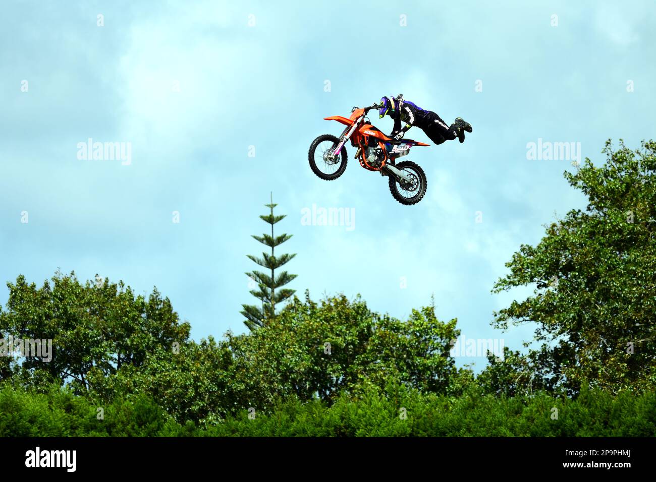 Auckland, Nouvelle-Zélande - mars 2023. Entraînement Dirtbike dans un parc. Un motard volant effectuant un saut dangereux. Banque D'Images