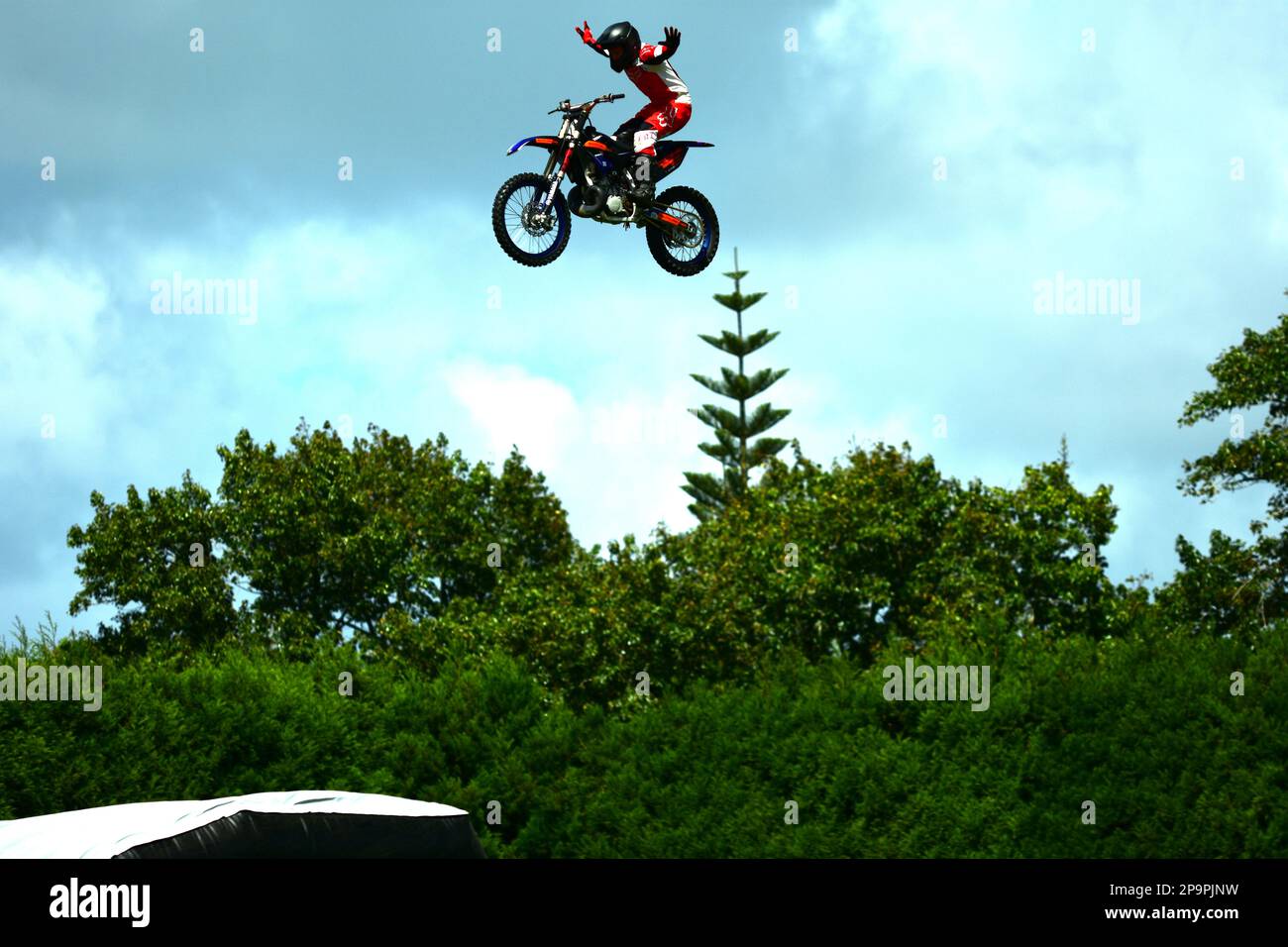 Auckland, Nouvelle-Zélande - mars 2023. Entraînement Dirtbike dans un parc. Un motard volant effectuant un saut dangereux. Banque D'Images