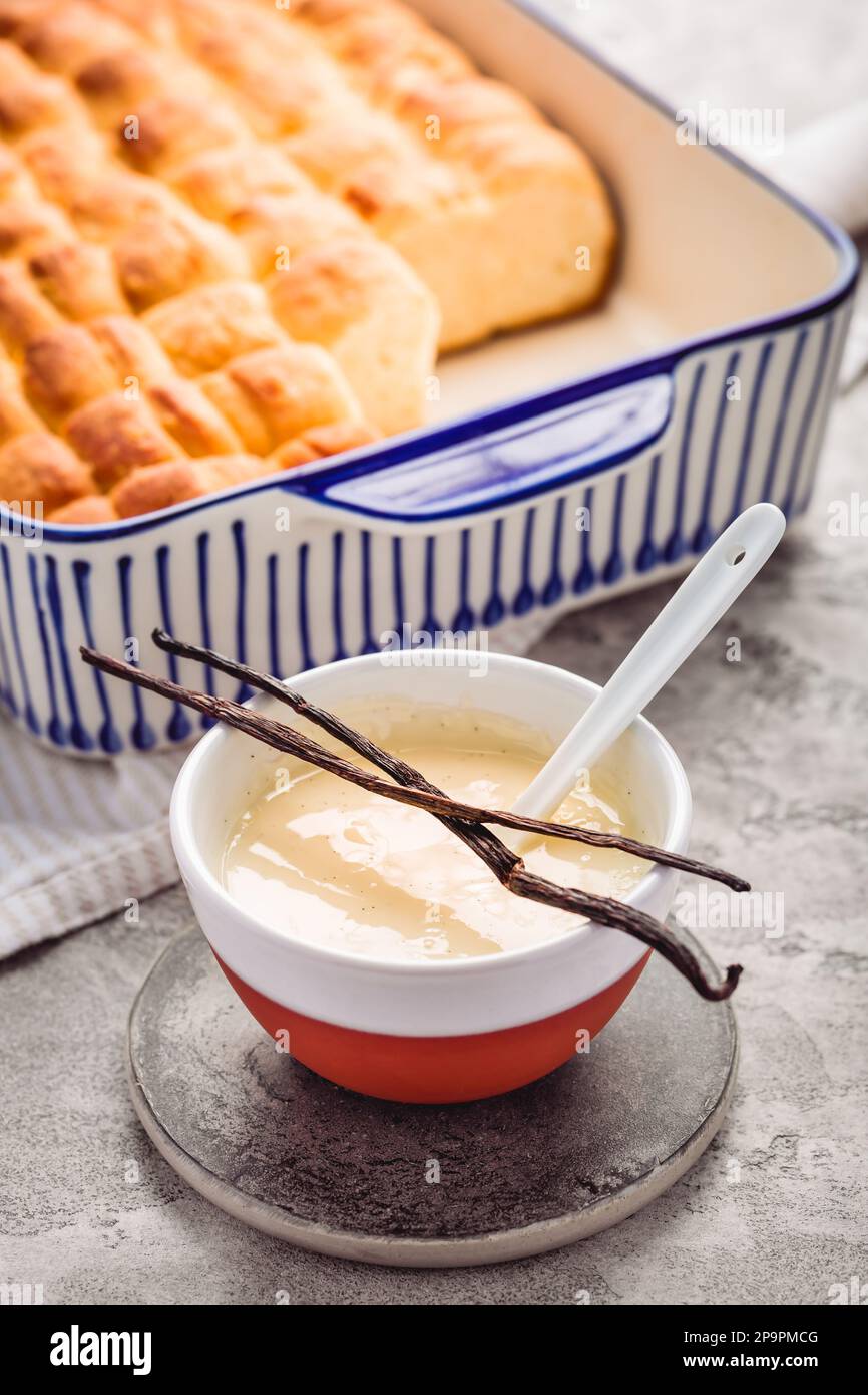 Buchteln, brioches faites de pâte à levure avec lait et beurre, servies avec une sauce à la vanille. Plat traditionnel sans viande en Europe Banque D'Images