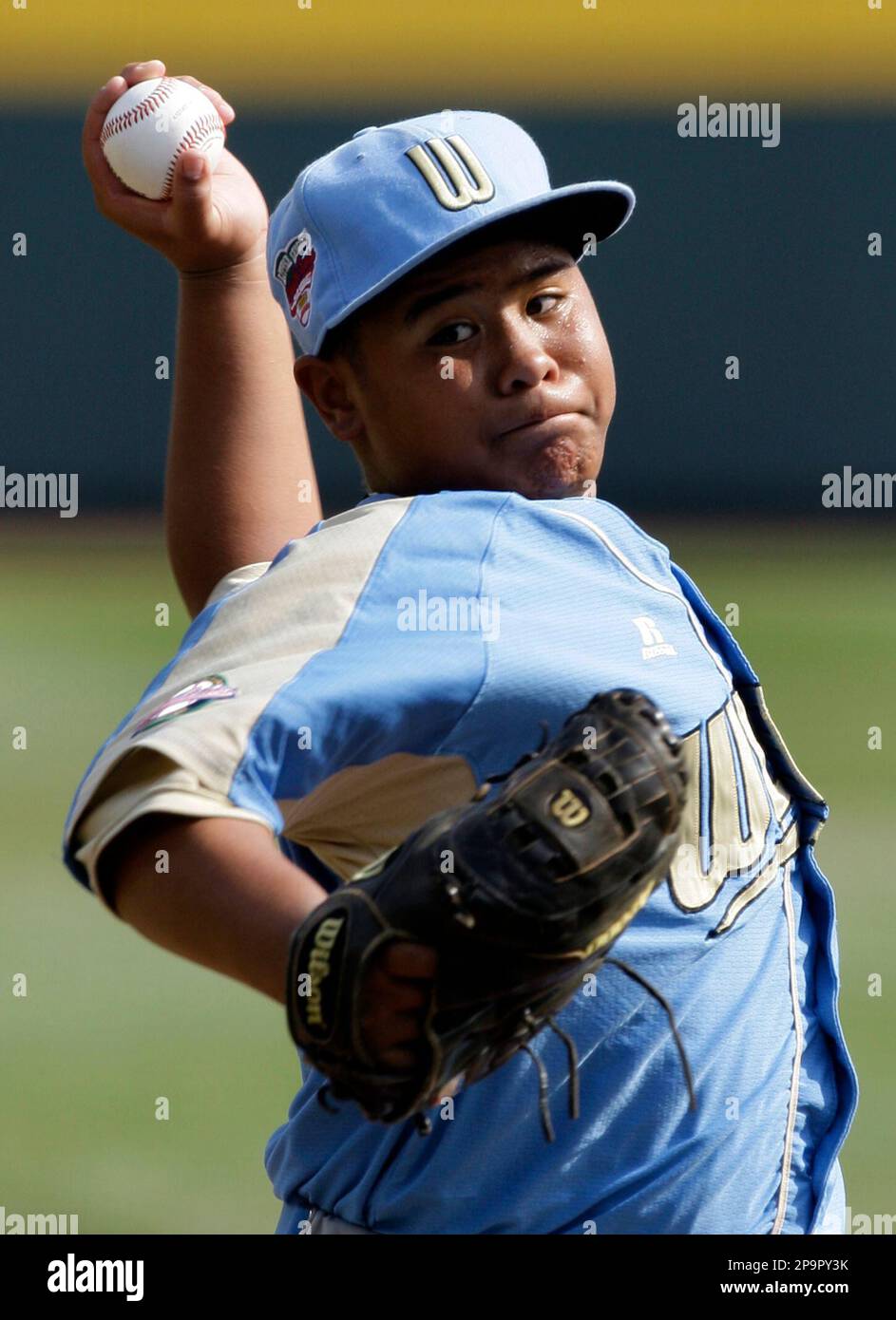 Waipahu, Hawaii, starting pitcher Khabe Paris pitches in the first inning against Lake Charles, La., during their United States Championship baseball game of the Little League World Series, Saturday, Aug. 23, 2008, in South Williamsport, Pa. Hawaii won 7-5. (AP Photo/Carolyn Kaster) Banque D'Images
