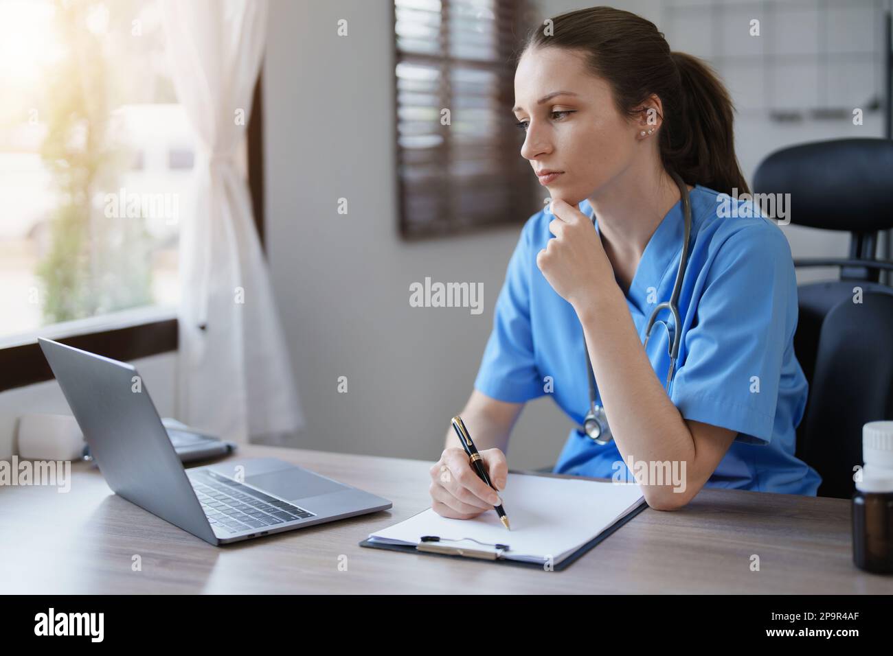 Portrait d'une femme médecin tenant des documents de diagnostic de patient. Banque D'Images