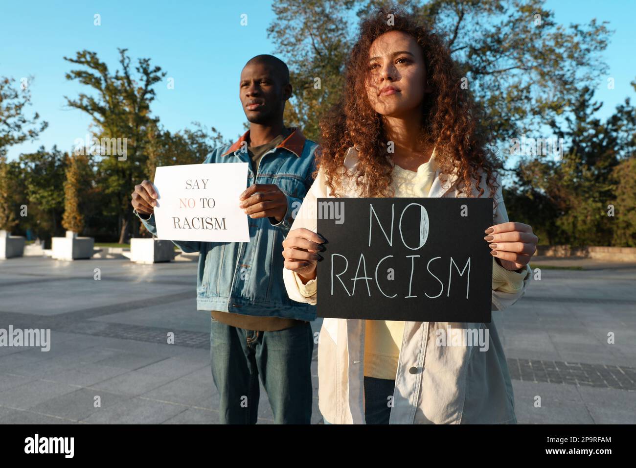 Femme et homme afro-américains tenant des signes avec des mots dire non au racisme en plein air Banque D'Images