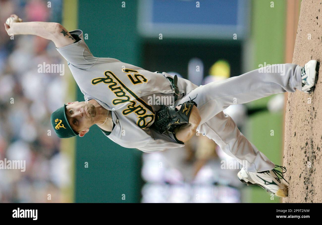 Oakland Athletics starter Dallas Braden pitches against the Detroit Tigers in the first inning of a baseball game Friday, Aug. 8, 2008 in Detroit. (AP Photo/Duane Burleson) Banque D'Images