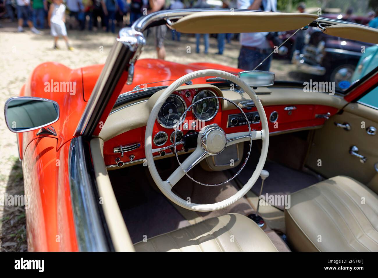 Photo de l'intérieur d'une voiture rouge cabriolet vintage Banque D'Images