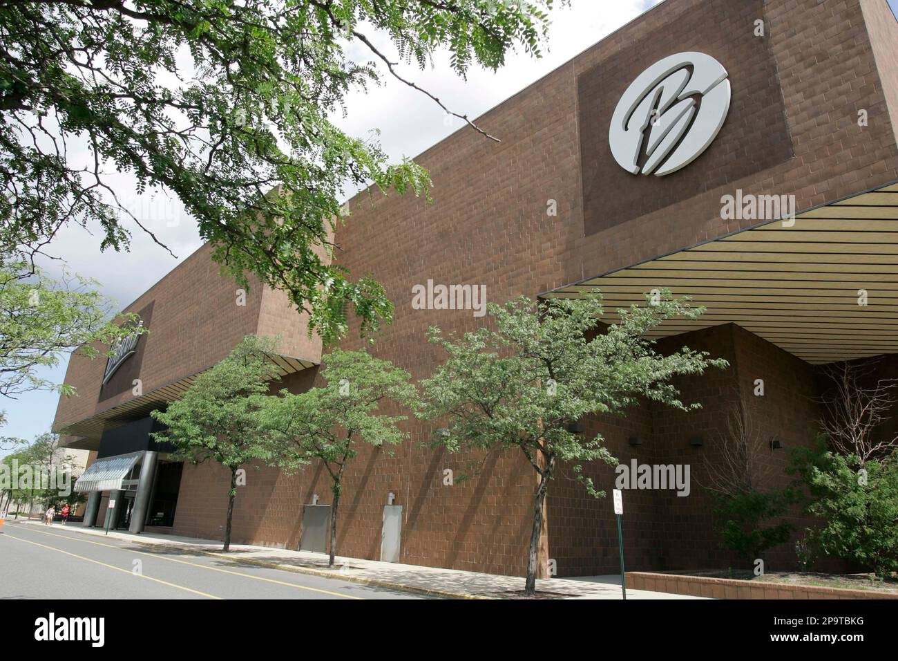 The Boscov's department store at the Monmouth Mall in Eatontown, N.J., is seen Monday, Aug. 4, 2008. The troubled chain Boscov's Department Store LLC filed for Chapter 11 bankruptcy protection on Monday, becoming the latest victim of a harsh consumer spending environment. (AP Photo/Mike Derer) Banque D'Images