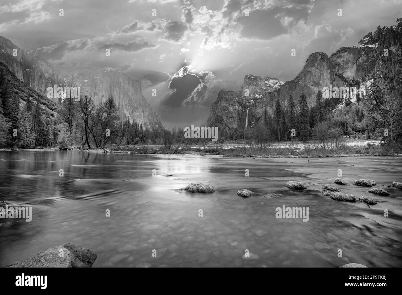 Belle vue dans la vallée de Yosemite avec demi-dôme et el capitan en hiver depuis la rivière merced Banque D'Images