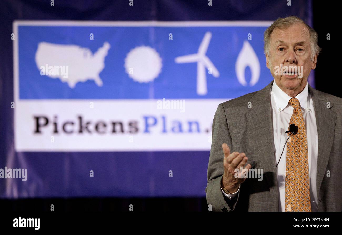 Oil and gas developer T. Boone Pickens addresses a town hall meeting on energy independence Wednesday, July 30, 2008 in Topeka, Kan. (AP Photo/Charlie Riedel) Banque D'Images