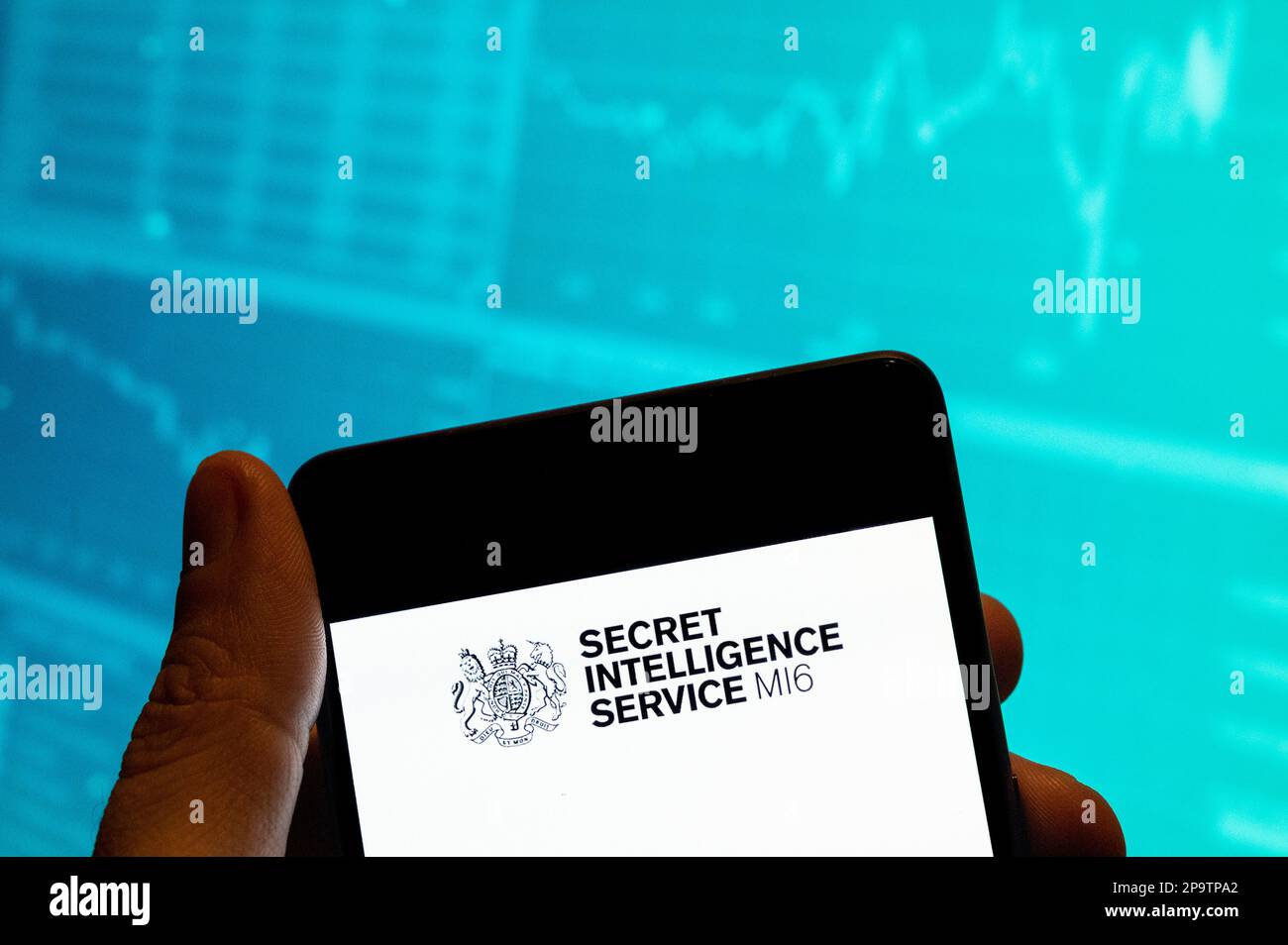 Dans cette illustration, le logo du Service de renseignements secrets (SIS), communément appelé MI6 (renseignements militaires, section 6), est affiché sur un smartphone avec un graphique d'indice de bourse économique en arrière-plan. Banque D'Images