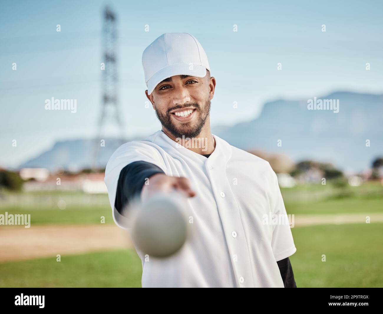 Portrait d'homme, de chauve-souris ou de joueur de baseball sur le terrain,  l'herbe de sport ou les terrains d'arène pour le jeu, le match ou  l'entraînement de compétition. Sourire, heureux ou athlète