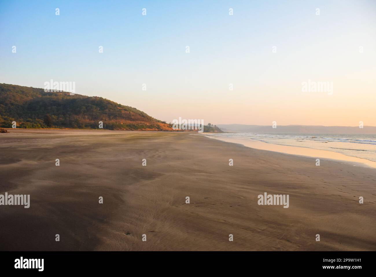 Coucher de soleil paisible et immaculé sur la plage, Konkan India Banque D'Images