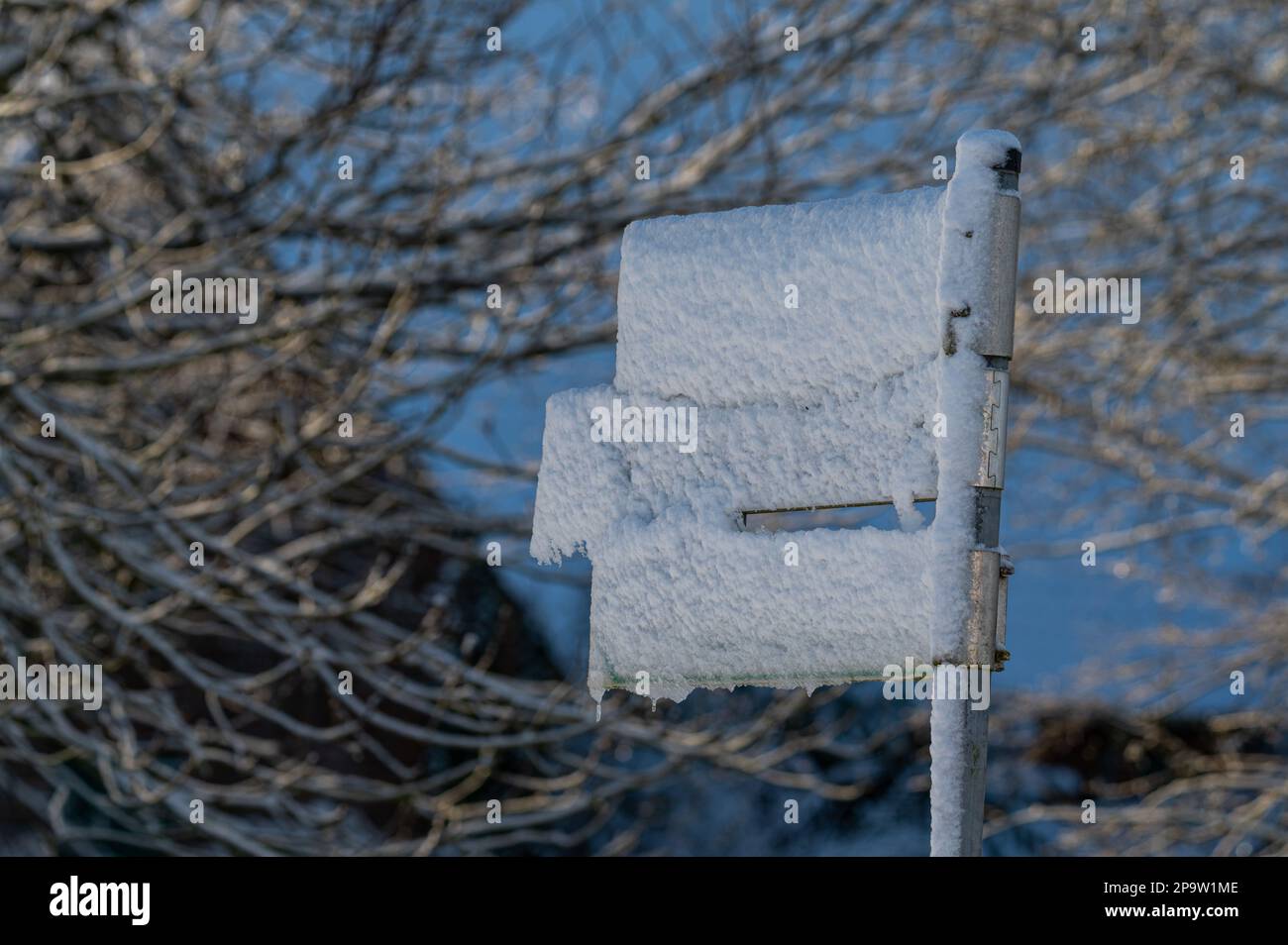 Panneaux de signalisation à mi-chemin couverts de neige en provenance d'Allemagne Banque D'Images