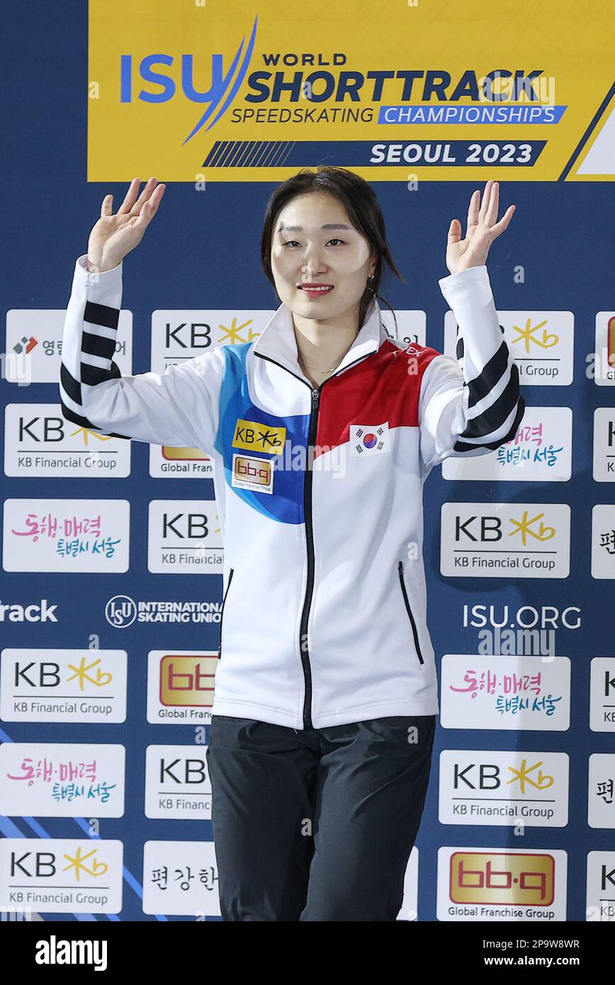 11th mars 2023. Le patineur sud-coréen en argent Choi min-jeong monte sur le podium après avoir terminé deuxième dans les finales féminines de 1 500 mètres des Championnats du monde de patinage de vitesse sur piste courte de 2023 KB du Groupe financier de l'UIP qui se sont tenus à la patinoire Mokdong à l'ouest de Séoul sur 11 mars 2023. Crédit : Yonhap/Newcom/Alay Live News Banque D'Images