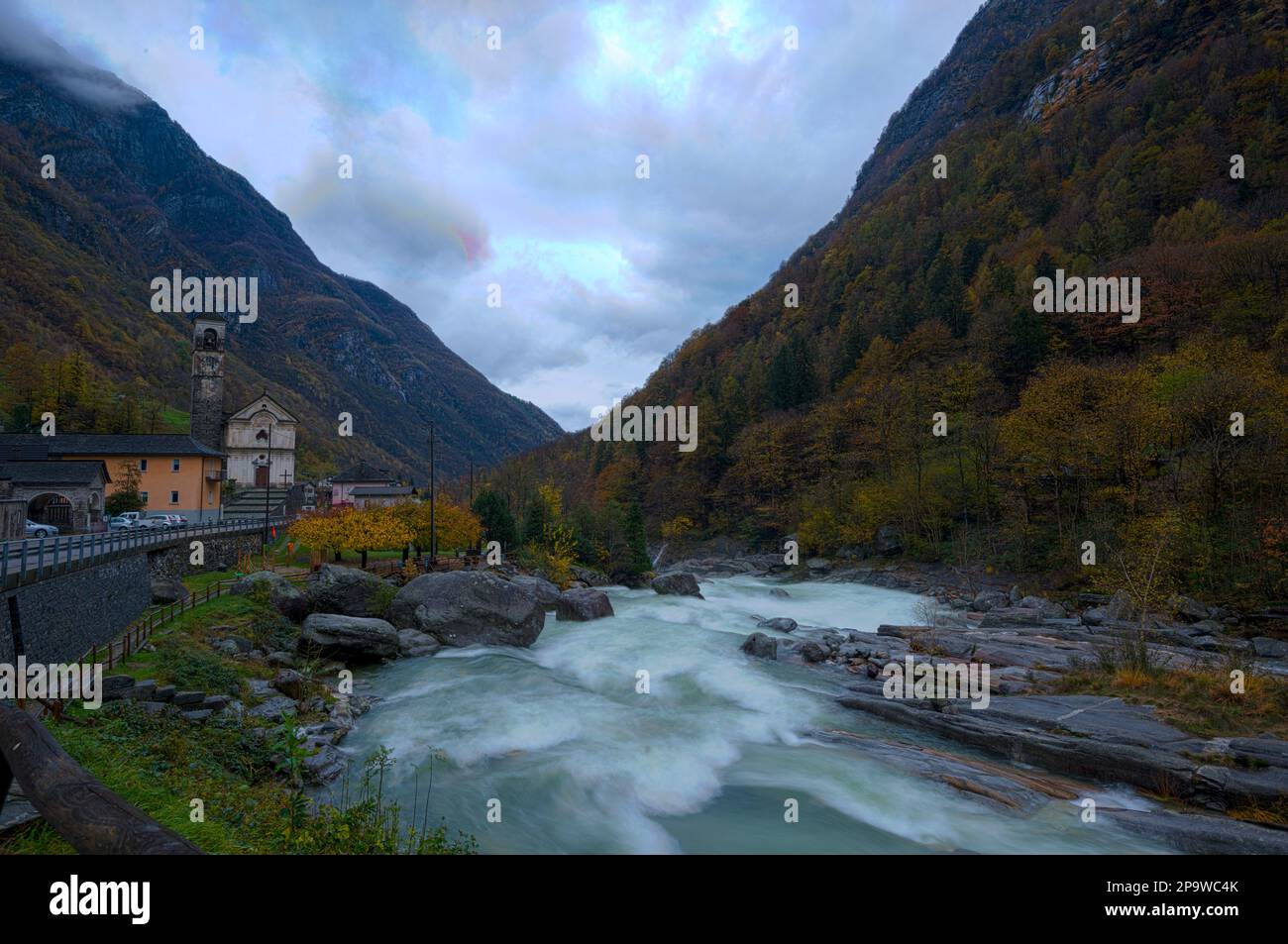 Photo longue exposition de rapides près de Lavertezzo dans le Val Verzasca, Suisse, par un jour nuageux d'automne parmi les arbres colorés sur les pentes de montagne Banque D'Images