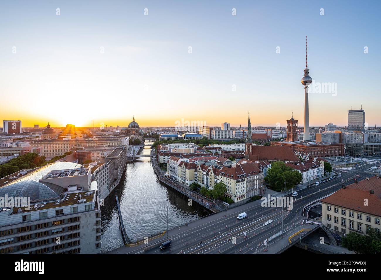 Centre-ville de Berlin avec la célèbre tour de télévision avant le coucher du soleil Banque D'Images