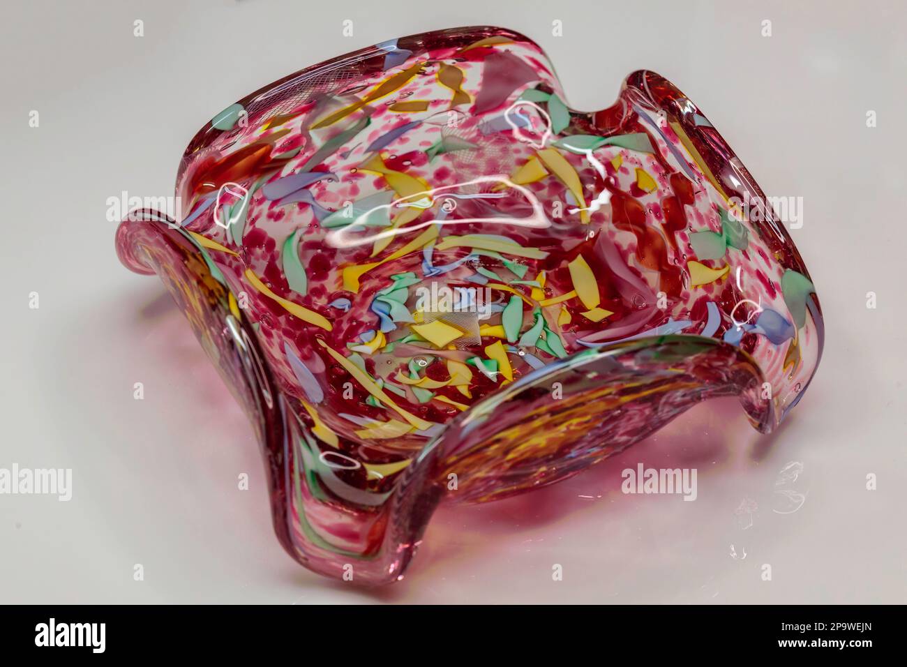 vue latérale d'un plat de bonbons en verre soufflé rose Banque D'Images
