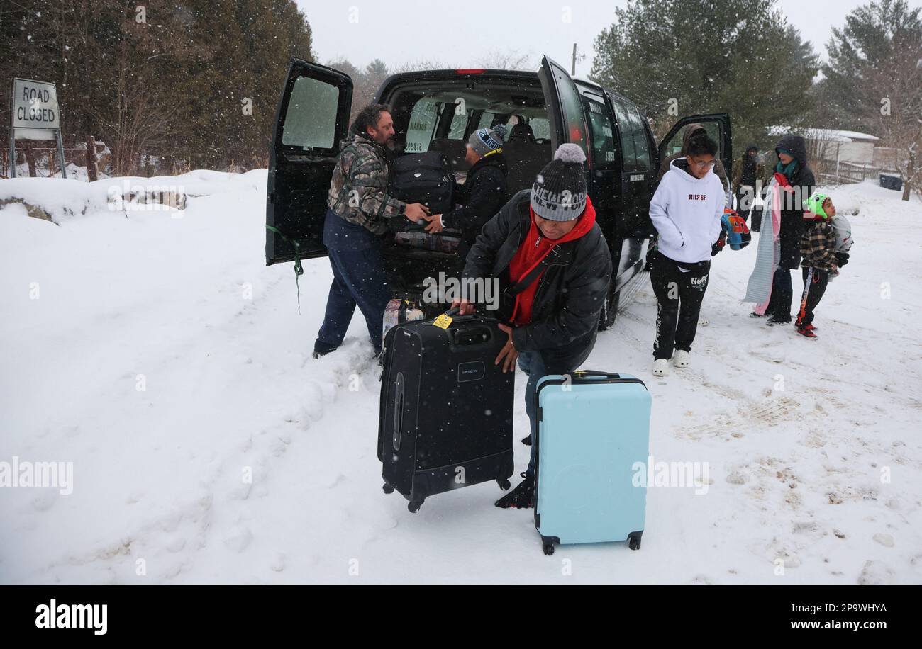 Les demandeurs d'asile arrivent en taxi alors qu'ils se préparent à
