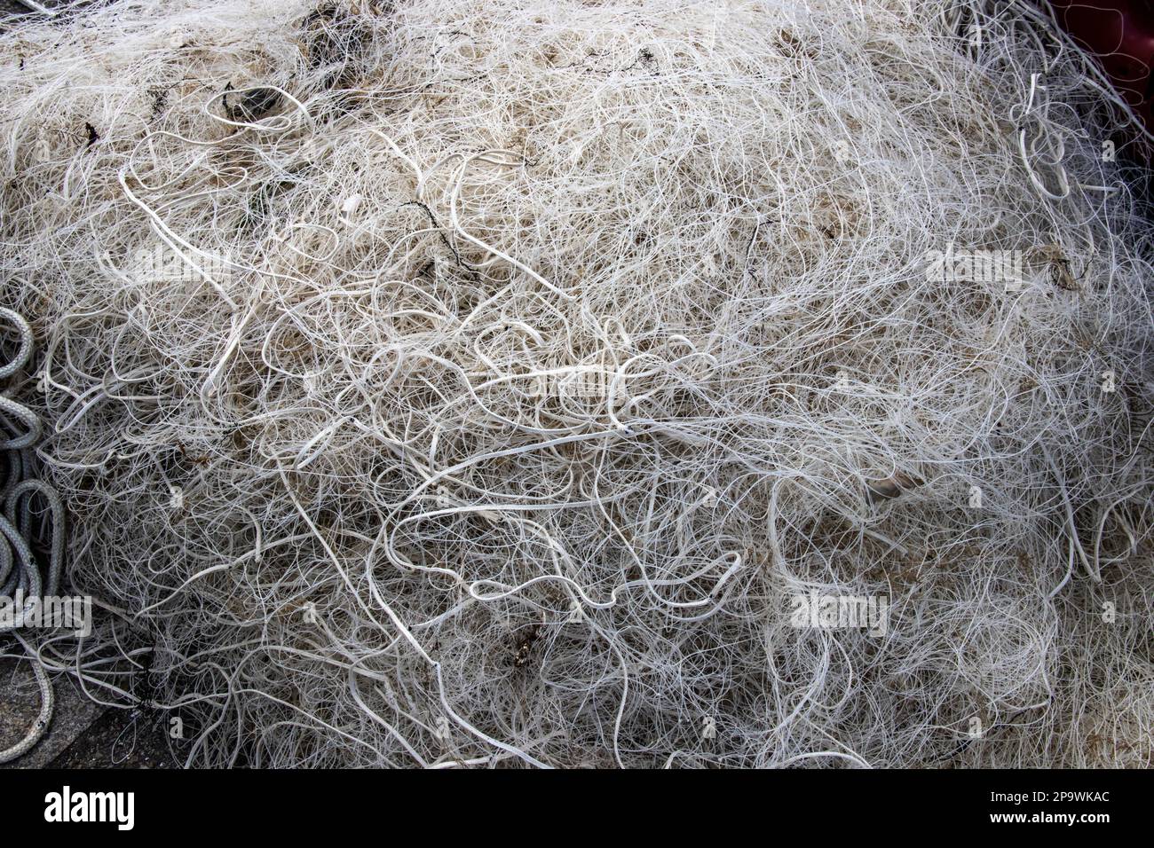 Séchage de filets de pêche industriels en piles Banque D'Images
