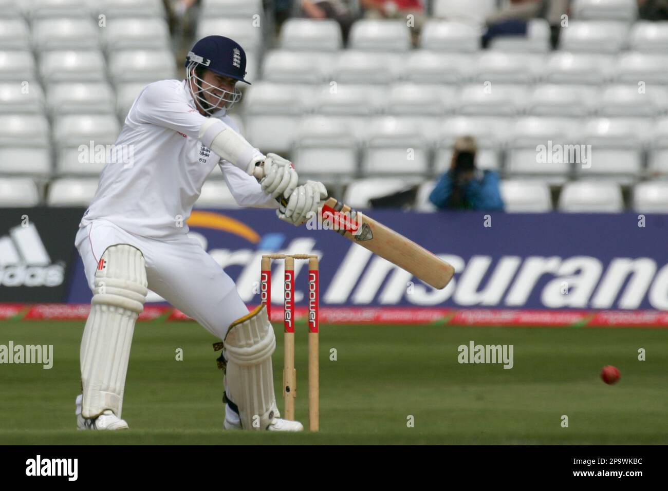 England's James Anderson hits a ball from South Africa's Morne Morkel during the fourth day of the 2nd test at Headingley cricket ground, Leeds, England, Monday July 21, 2008.(AP Photo/Tom Hevezi) Banque D'Images