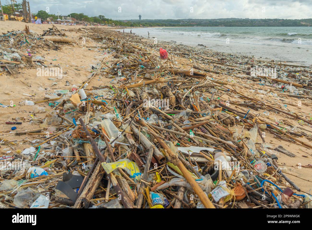 Plage de Jimbaran, Indonésie - 13 février.2023: Plage de Jimbaran sur Bali pleine de déchets à la plage de sable Banque D'Images