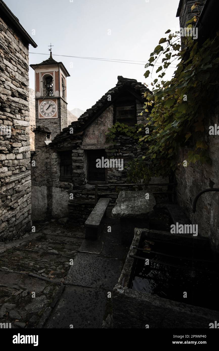 Maison traditionnelle murée en pierre avec toit en pierre dans les montagnes de Val Verzasca Suisse, village de Corippo Banque D'Images