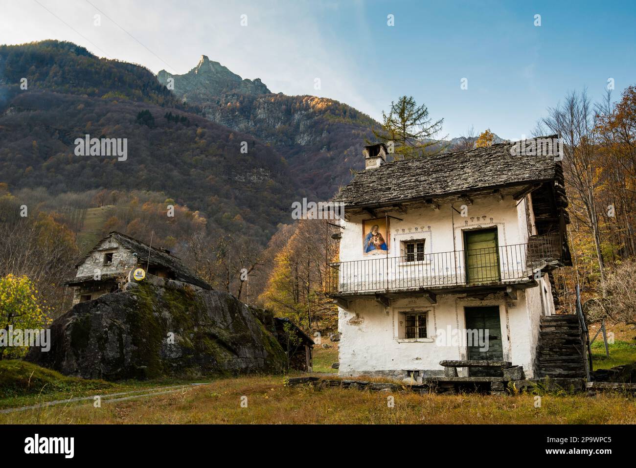 Maison traditionnelle avec toit en pierre dans Val Verzasca Suisse Banque D'Images