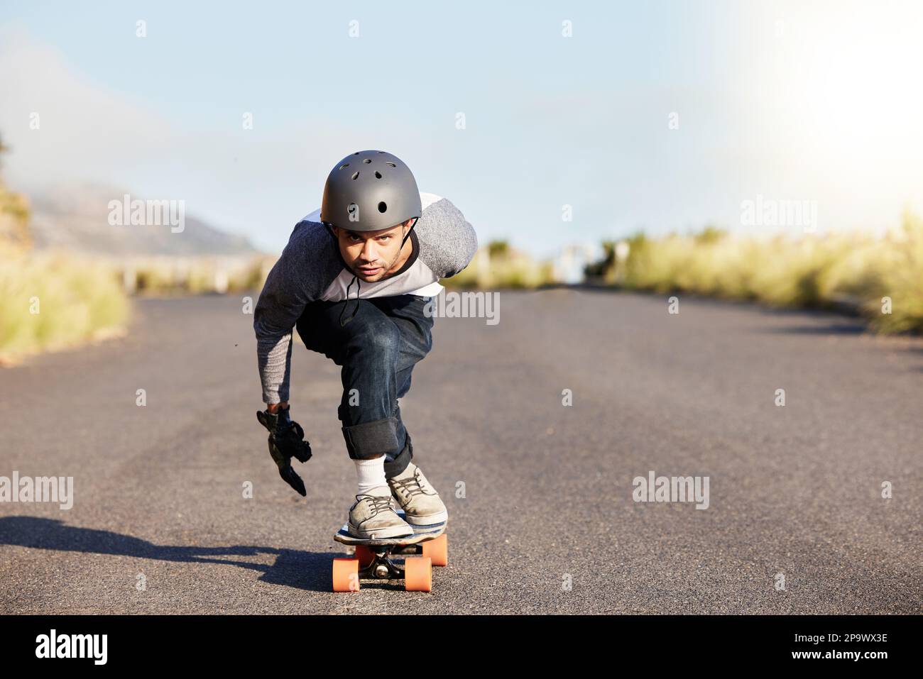 Skate board, sports et montagne avec l'homme sur la route et Voyage pour la  vitesse, la liberté et les vacances d'été. Mouvement, aventure et fitness  avec Guy patinage rapide Photo Stock -