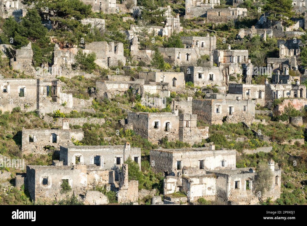 Maisons en ruines de Kayakoy (Levissi) village abandonné près de Fethiye dans la province de Mugla en Turquie. Levissi a été déserté par ses habitants majoritairement grecs dans Banque D'Images